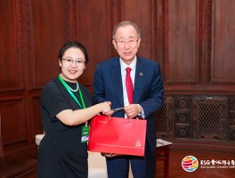潘基文向蔡磊赠送人参，蔡磊期待未来与潘基文中心携手攻克渐冻症